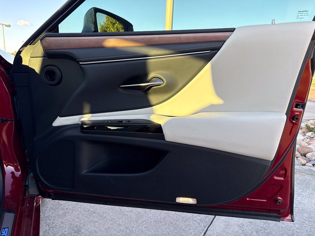 Used 2025 Lexus ES 300h w/ Premium Package FWD image 31