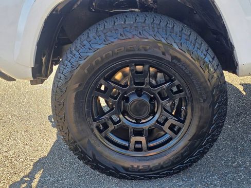 Used 2018 Toyota Tacoma TRD Sport AWD/4WD image 9