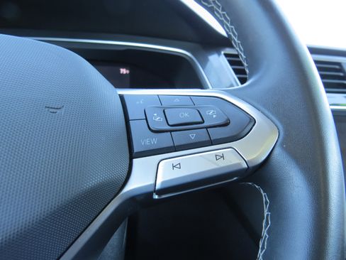 Used 2022 Volkswagen Tiguan SE w/ Panoramic Sunroof Package image 23