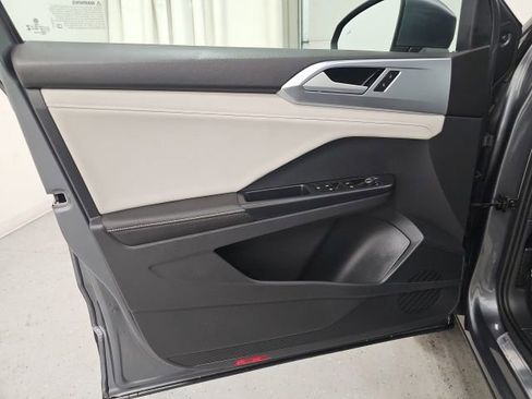 Used 2025 Volkswagen Taos SE image 12