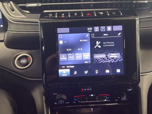 Used 2024 Jeep Grand Cherokee Laredo image 10