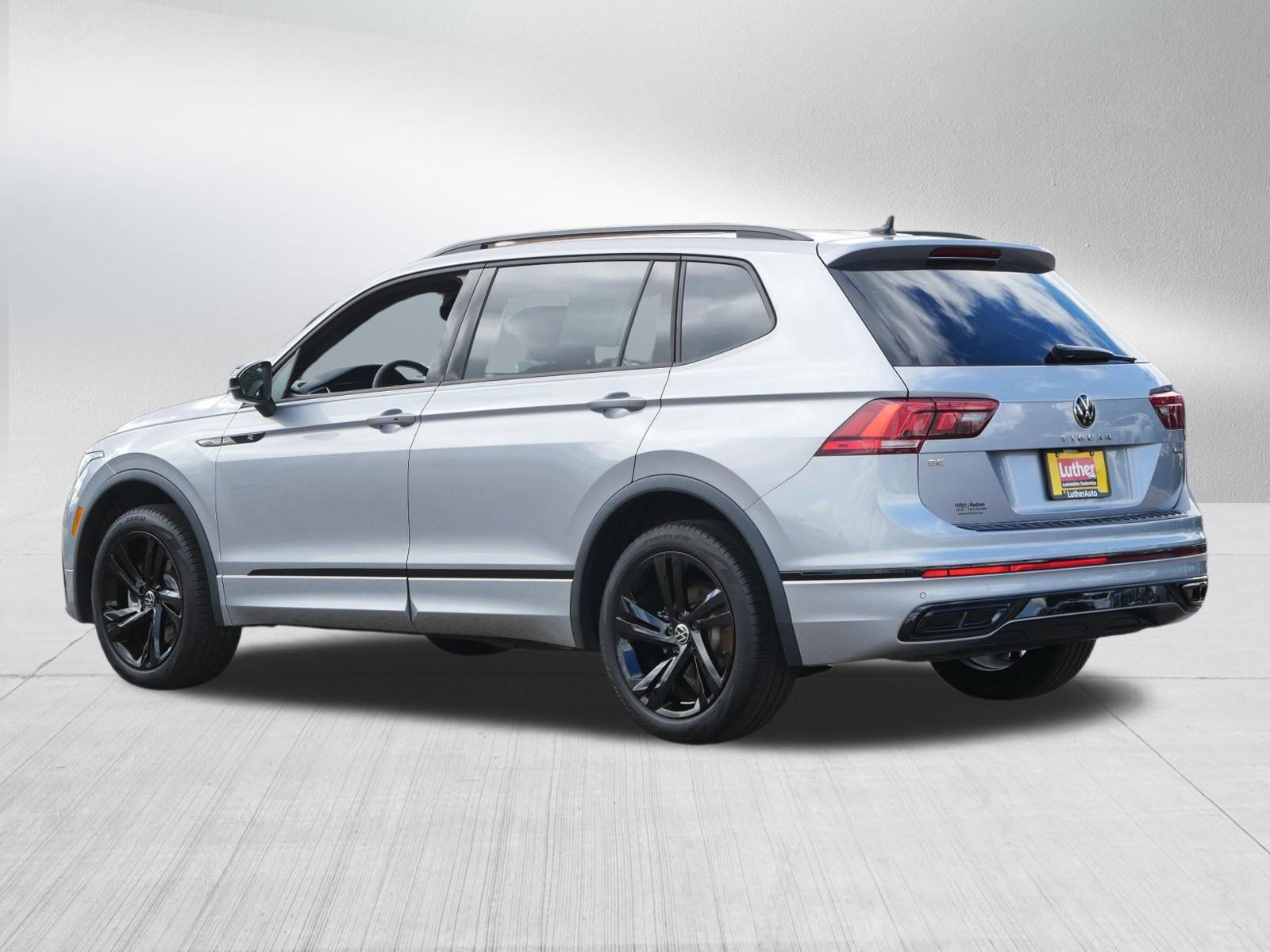 Used 2023 Volkswagen Tiguan SE R-Line AWD/4WD image 5