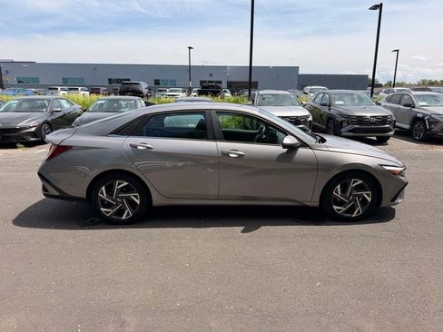 Used 2025 Hyundai Elantra SEL FWD image 2