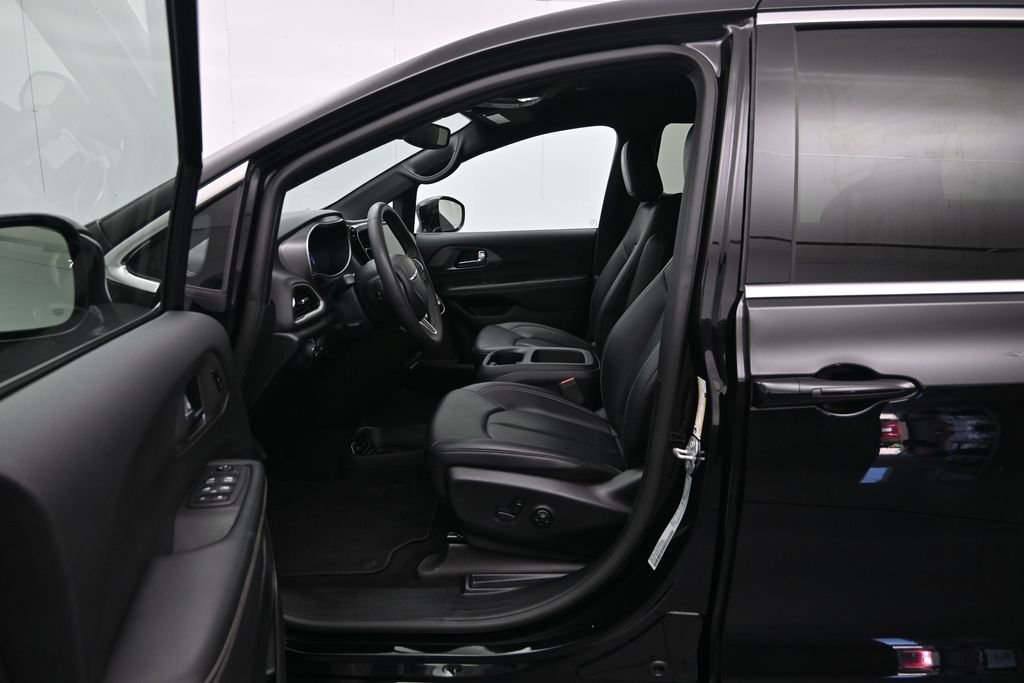 Used 2025 Chrysler Pacifica Select FWD image 19