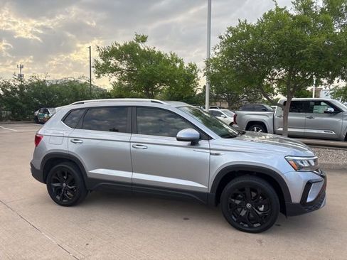 Used 2022 Volkswagen Taos SE image 4