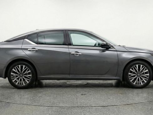 Used 2025 Nissan Altima 2.5 SV FWD image 11