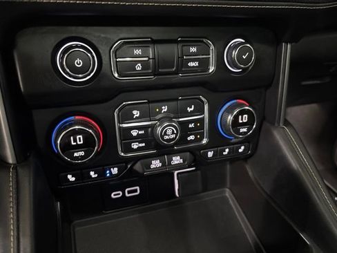 Certified 2021 Chevrolet Tahoe Premier w/ Premium Package AWD/4WD image 33