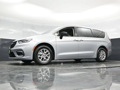 Certified 2024 Chrysler Pacifica Touring-L FWD image 59