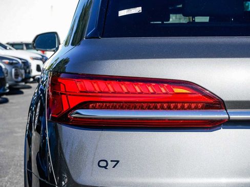 Used 2025 Audi Q7 Premium w/ Convenience Package image 9