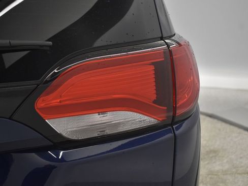 Used 2017 Chrysler Pacifica Limited image 16