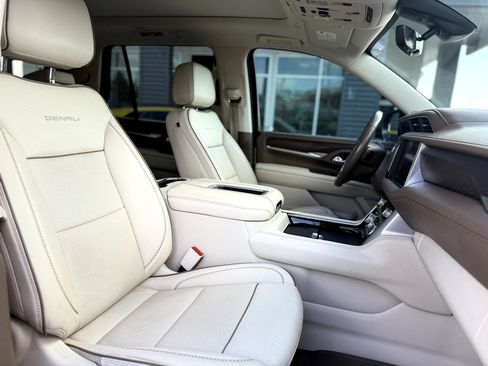 Used 2021 GMC Yukon Denali w/ Denali Premium Package image 16