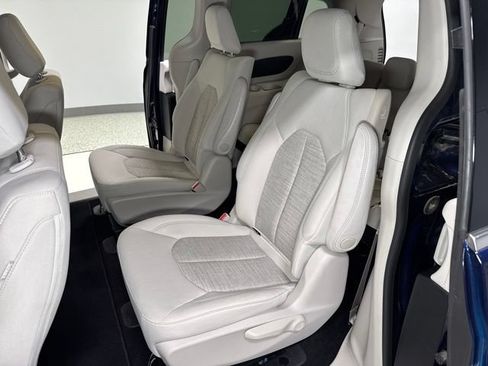 Used 2018 Chrysler Pacifica Touring Plus FWD image 23