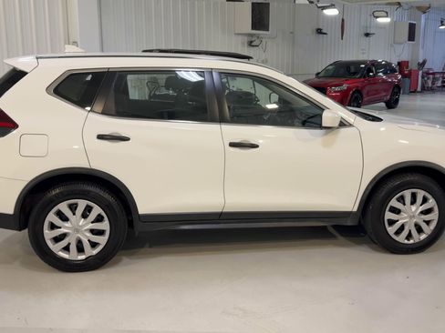 Used 2020 Nissan Rogue S FWD image 2