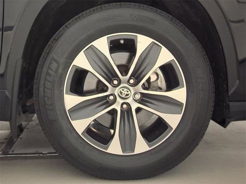 Used 2022 Toyota Highlander XLE image 11