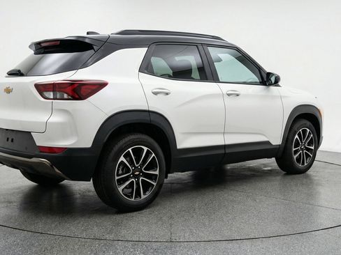 Used 2025 Chevrolet TrailBlazer LT AWD/4WD image 9