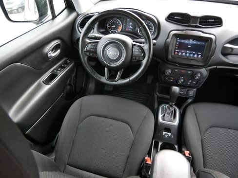 Used 2018 Jeep Renegade Altitude FWD image 9