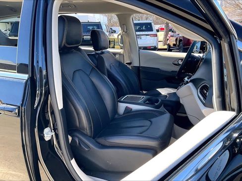 Used 2024 Chrysler Pacifica Touring-L image 9