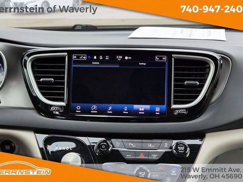 Used 2023 Chrysler Pacifica Touring-L image 10