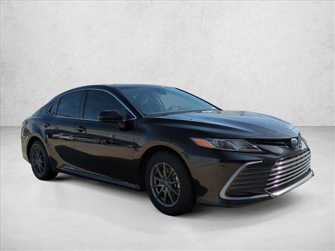 Used 2023 Toyota Camry LE image 3