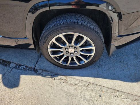 Used 2021 GMC Acadia Denali w/ Denali Technology Package image 9