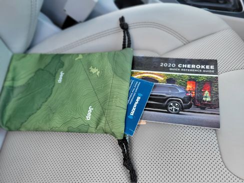 Used 2020 Jeep Cherokee Limited image 47