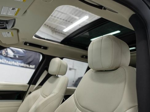Used 2025 Land Rover Range Rover SE AWD/4WD image 8