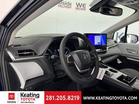 New 2026 Toyota Sienna XLE image 2