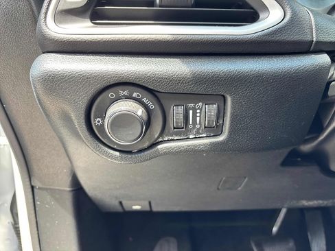 Used 2025 Chrysler Voyager LX FWD image 13