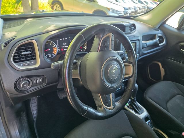 Used 2017 Jeep Renegade Latitude FWD image 13