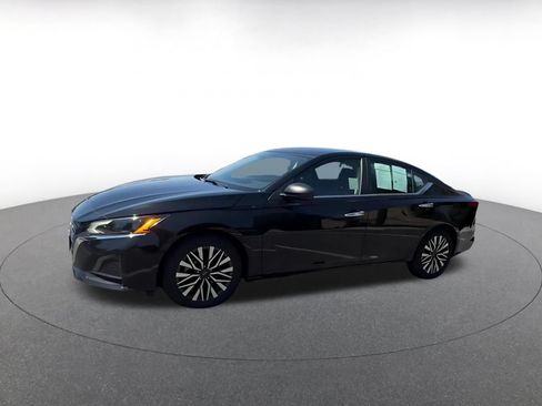 Used 2025 Nissan Altima 2.5 SV FWD image 8