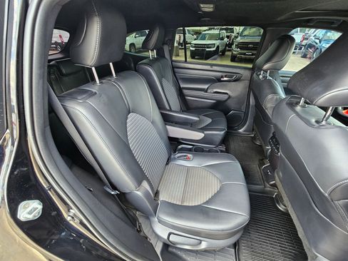 Used 2021 Toyota Highlander XSE FWD image 29