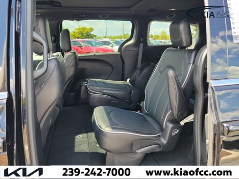 Used 2026 Chrysler Pacifica Limited FWD image 13