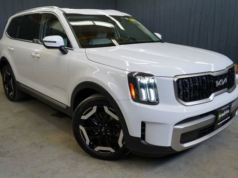 Used 2023 Kia Telluride EX w/ EX Captain's Chair Package AWD/4WD image 3