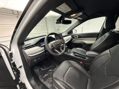 Used 2023 Jeep Compass Limited image 10