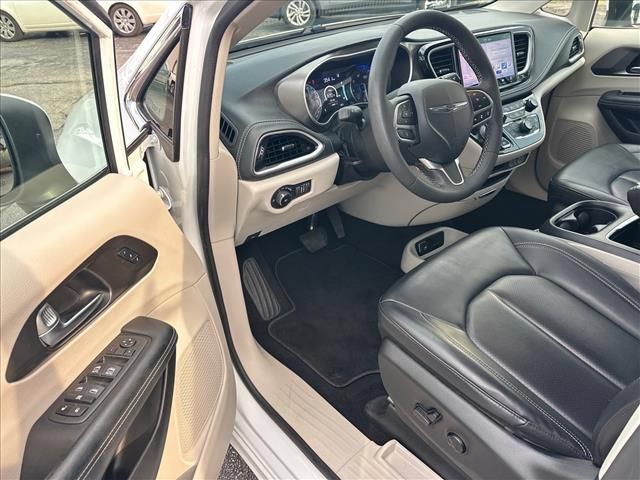Used 2023 Chrysler Pacifica Touring-L AWD/4WD image 14