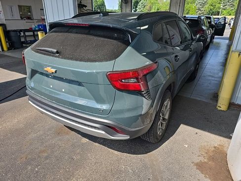 Used 2025 Chevrolet Trax LT FWD image 4