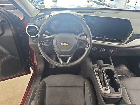 Used 2024 Chevrolet Trax LS w/ LS Convenience Package FWD image 19