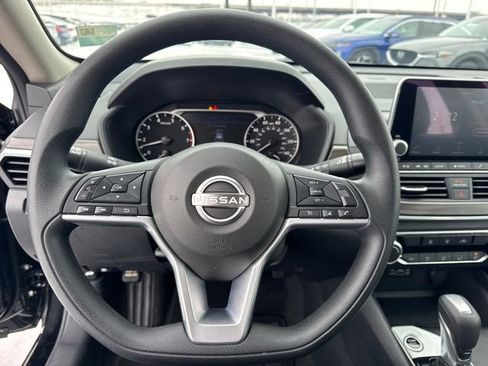 Used 2025 Nissan Altima 2.5 SV image 18