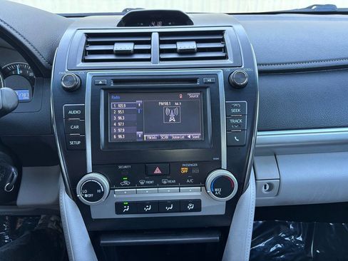 Used 2014 Toyota Camry LE image 11