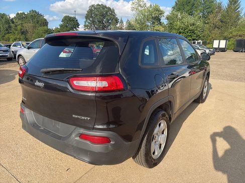 Used 2016 Jeep Cherokee Sport w/ Cold Weather Group AWD/4WD image 4
