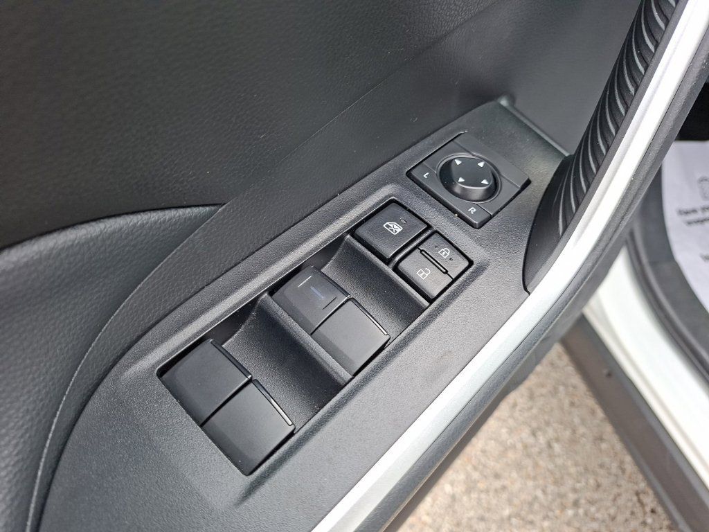 Used 2022 Toyota RAV4 LE FWD image 12