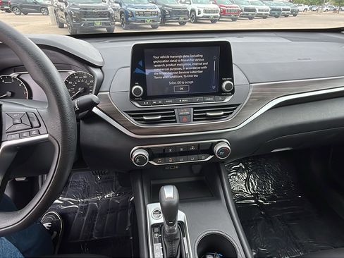Used 2025 Nissan Altima 2.5 SV FWD image 19