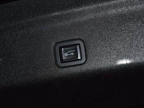 Used 2023 Chevrolet Tahoe Premier AWD/4WD image 32