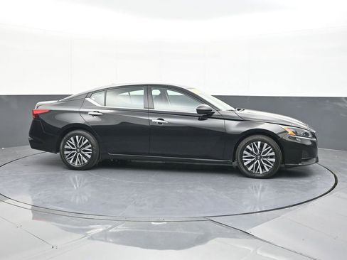 Used 2024 Nissan Altima 2.5 SV image 14