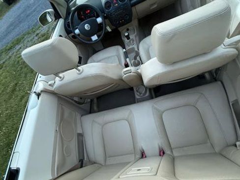 Used 2006 Volkswagen Beetle Convertible w/ Package 2 FWD image 11