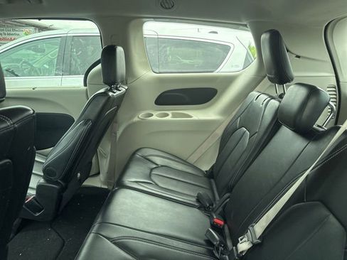 Certified 2024 Chrysler Pacifica Touring-L FWD image 19