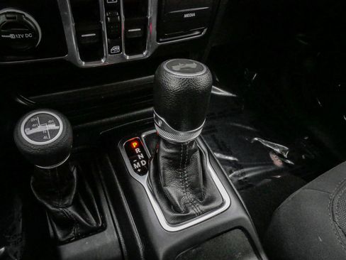 Used 2023 Jeep Wrangler Unlimited w/ Convenience Group AWD/4WD image 25