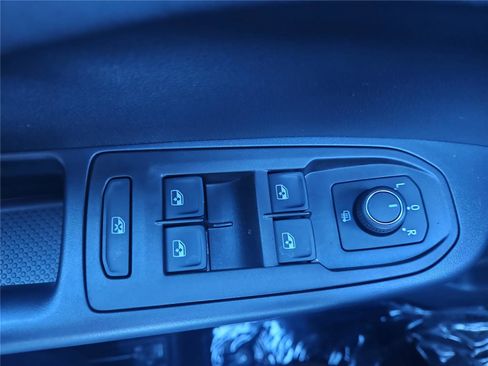 New 2026 Volkswagen Taos SE image 13