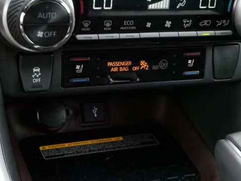 Used 2020 Toyota RAV4 Limited AWD/4WD image 30