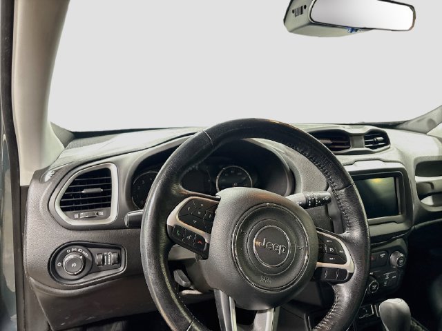 Used 2018 Jeep Renegade Latitude w/ Cold Weather Group FWD image 11